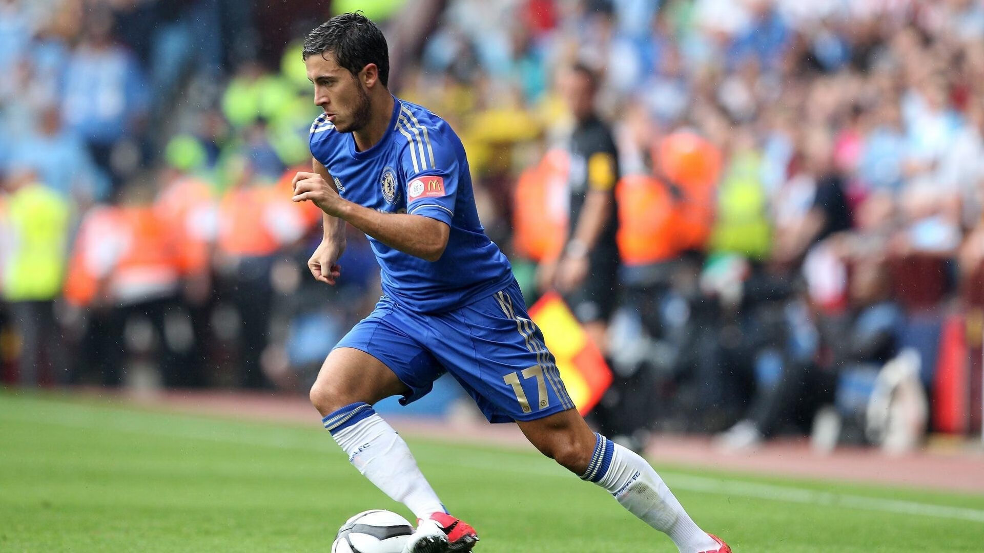 主力球员高强度对抗中保持技术动作稳定展现专业素养，防守球员主动对抗进攻球员